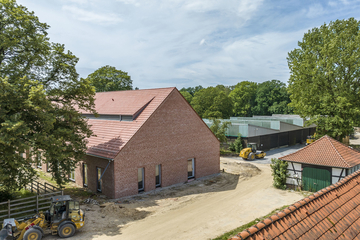 Blick auf den Neubau im alten Gutshof