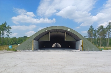 Außenansicht eines Flugzeugschutzbaus (Shelterschleife Ost)