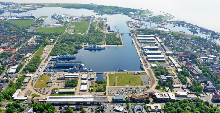 Blick auf das Marinearsenal in Wilhelmshaven